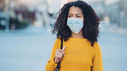 هل تعاني بشرتك من قناع الوجه؟ إكتشفي روتين العناية بالبشرة في 3 خطوات