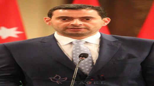 السماح لبعض المحلات التجارية داخل المولات بالعمل