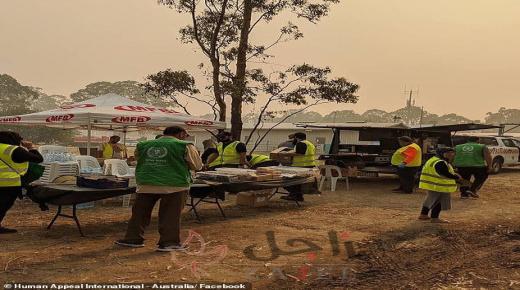 تقديم وجبات غذائية لرجال الإطفاء من المسلمون