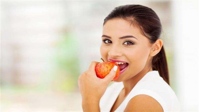 ماذا يحدث لجسمك عند تناول تفاحة واحدة يوميا؟