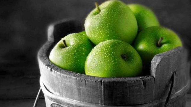 فوائد عديدة لقشر التفاح على بشرتك وجسمك
