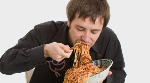 عادة الأكل بسرعة.. ماذا يحدث للجسم؟ وما الحل؟