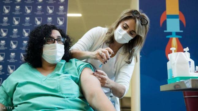 إسرائيل تبدأ التطعيم.. واللقاح “يكفي الجميع”