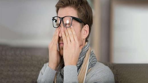 احذر.. 6 مخاطر تحدث لك عند فرك عينيك بكثرة