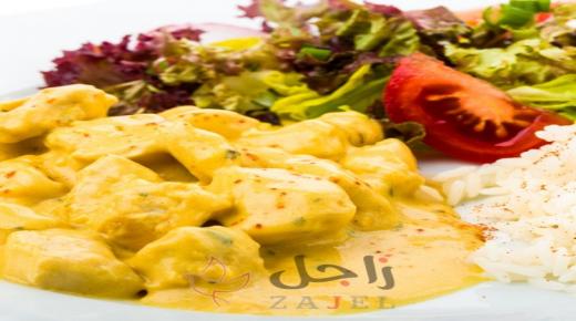 صدور الدجاج مع صوص الكاري والكمون