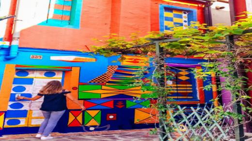 إيطالي عمل على تغير وتجديد منزله بالألوان وتصميمات هندسية رائعة