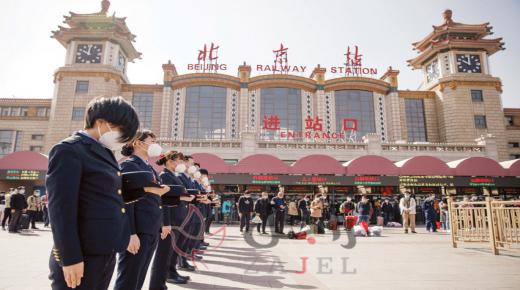 الصين تكرم ضحايا «كوفيد-19».. والأمريكيون يواجهون في الخط الأمامي