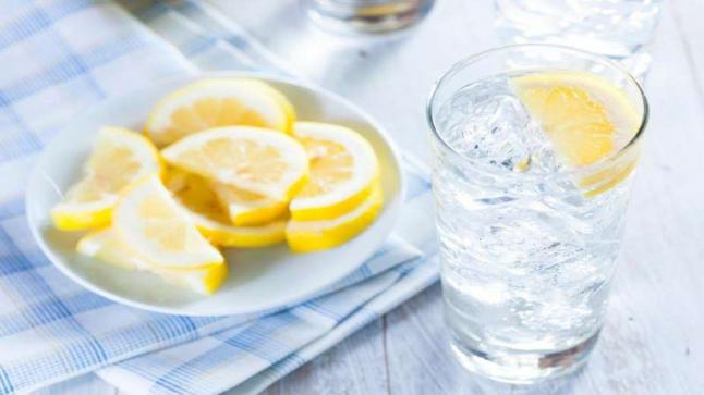 ماء الليمون اسباب تجعله مشروبكِ اليومي المفضل في الشتاء