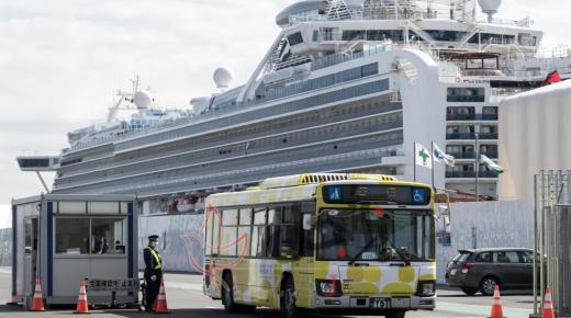 ارتفاع عدد المصابين بكورونا.. وفاة عجوزين باليابان ودول تجلي رعاياها من سفينة يوكوهاما