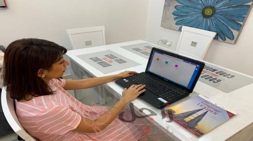 المعلمة “إلهام” تستقطب آلاف الطلبة لدروسها المركزية التفاعلية