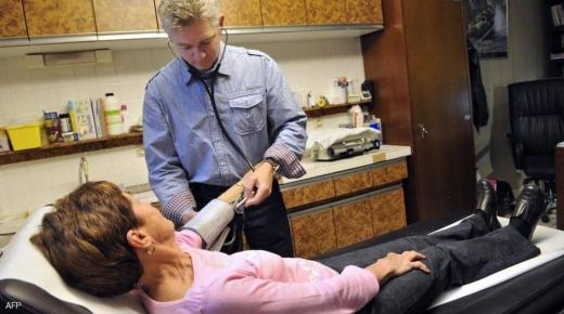 لماذا ينصح الأطباء بقياس ضغط الدم في الذراعين؟