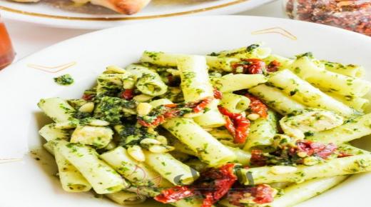 باستا بالدجاج وصلصة البستو