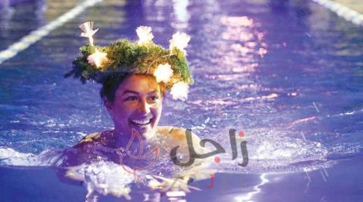 السباحة في المياه المتجمده للتغلب على كورونا في هده البلد