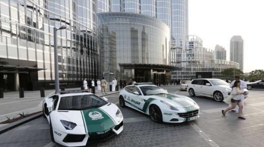 القضاء الإماراتي يحاكم “زعيم عصابة” للسرقة والإجبار على ممارسة الرذيلة