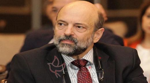 الرزاز : قد نضطر لفرض اجراءات اكثر حزما تصل حظر التجول