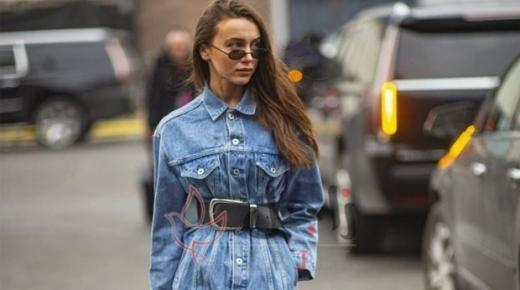 افكار لإطلالة أنيقة بالجاكيت الجينز طوال العام