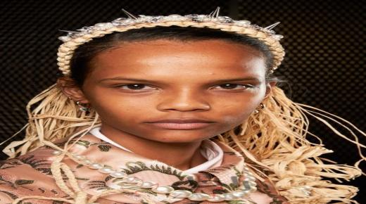 تسريحات شعر تكسوها الإكسسوارات