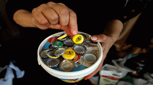 فلسطينية تصنع ملابس من مخلفات تعيد تدويرها