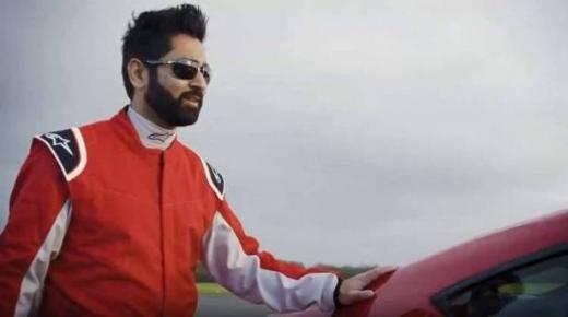 سائق أعمى يصنع التاريخ في مضمار لاختبار السيارات! (فيديو)