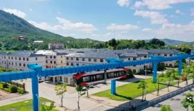 سكة حديدية مغناطيسية لتشغيل قطار معلق دون طاقة