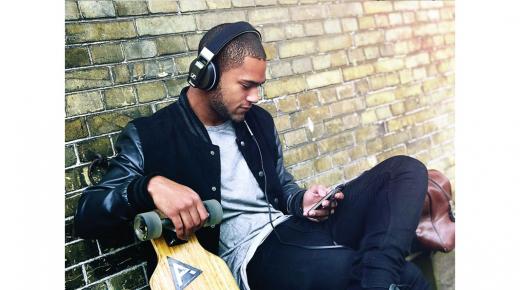 السماعات ليست للزينة بل لتُشعِرَك بالموسيقى.