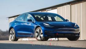 خفضت النوافذ عن بعد، وأبطأت السيارة، وشغلت الزمور… صاحبة سيارة مسروقة تسخر من السارقين