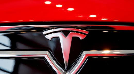 سيارة تسلا تخوض تجرية الغوص