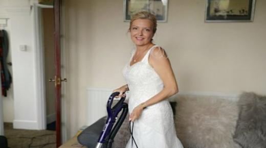 سيدة ترتدي فستان زفافها أثناء تنظيف منزلها لسبب غريب