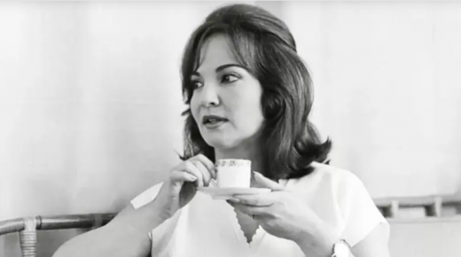 شادية لجأت للتخفي قبل الرد على الهاتف .. من هي “مدام طماطم”؟