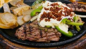 طريقة عمل شرائح اللحم بالبصل والفلفل