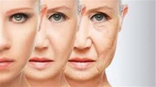 بعد تحدي العمر.. 10 عادات تمارسيها يوميا تسبب شيخوخة الجلد.