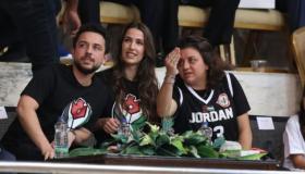 ولي العهد والأميرة رجوة يدعمان صقور الأردن من الملعب