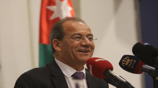 الحكومة تتجه لتخفيض رسوم البث التلفزيوني والإذاعي