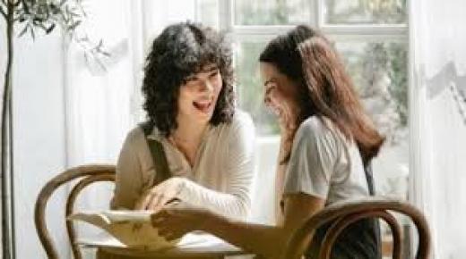 كيف تفهم أنك غريب تماماً عن شخص ما