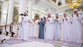 عمار بن حميد يؤدي صلاة القيام في مسجد آمنه الغرير