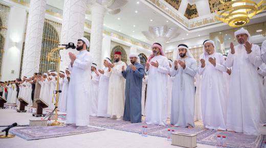 عمار بن حميد يؤدي صلاة القيام في مسجد آمنه الغرير