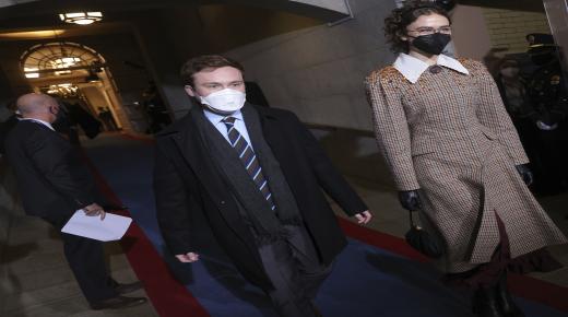 صورة لابنة زوجة نائب الرئيس الأمريكي تزين غلاف المجلة