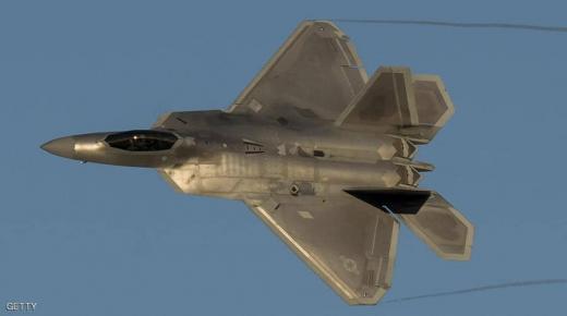 اعصار يدمر أقوى طائرة مقاتلة في العالم!