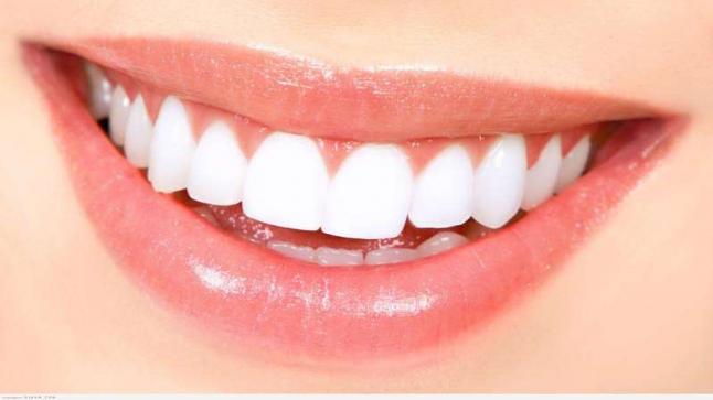 تبييض الأسنان بطرق طبيعية للحصول على ابتسامة هوليود