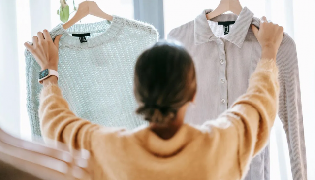 خزانتكِ مليئة بالألوان ولكن ليس لديكِ ما ترتدينه؟ إليكِ 5 طرق لتنسيق إطلالة أنيقة دون الحاجة للتسوق