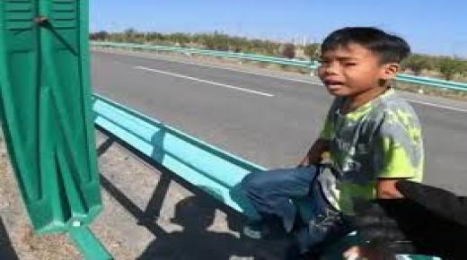 تصرف صادم.. والد يعاقب ابنه بتركه وحيداً على الطريق