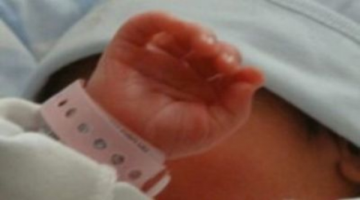 طفل للبيع تجتاح شبكات التواصل الاجتماعي واعترافات صادمة من والده