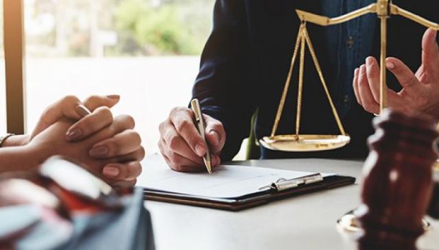 رغم إهانته لها.. محكمة خليجية ترفض طلاق الزوجة وتلزم الزوج بالنفقة