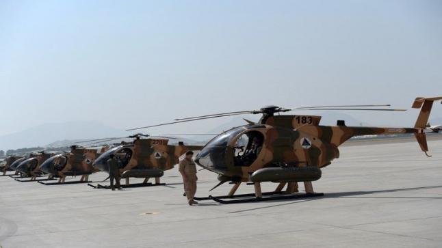 طيارون أفغان يبدأون مغادرة أوزبكستان إلى الإمارات