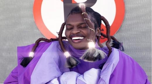 عارض أزياء يرتدي ملابس نسائية