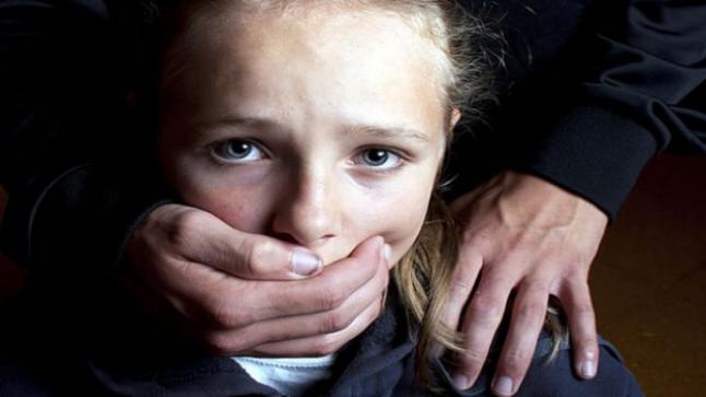 شاهد: عامل “ديليفري” يخطف طفلة من مصعد لاغتصابها.