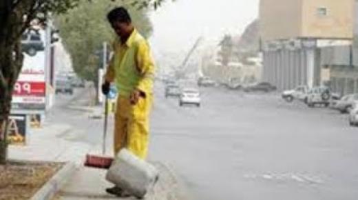 عامل نظافة يعثر على حقيبة مليئة بالذهب.. وتصرفه يثير تفاعلاً