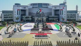 عبد الله المري يشهد رفع العلم أمام مبنى القيادة العامة لشرطة دبي