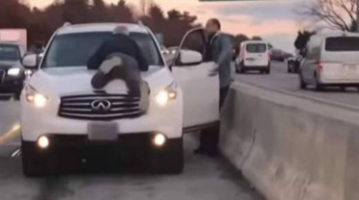 عجوزٌ كاد يفقد حياته على الأوتوستراد.. بسبب سائق متهوّر! (فيديو)