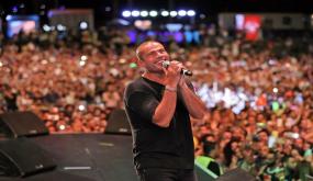 توضيح حقيقة احراج عمرو دياب ليسرا بموقف جديد قائلًا (أنا راجل متواضع جدًا)